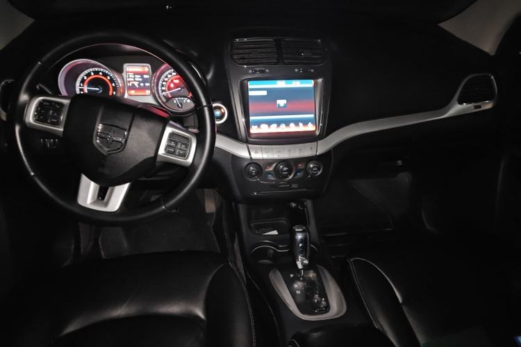 Used Dodge Journey 2013 2.4L Two-Wheel Drive Luxury Version Center Console