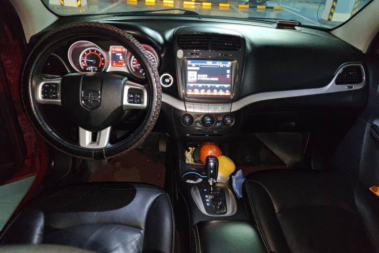 Used Dodge Journey 2013 2.4L Two-Wheel Drive Luxury Version Center Console