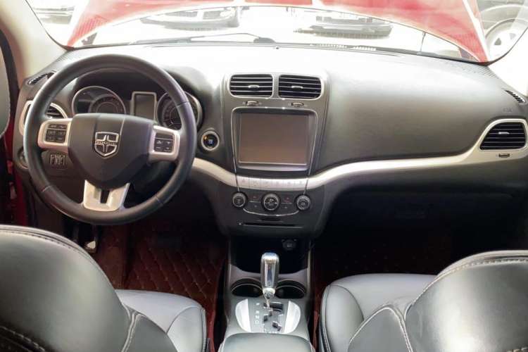Used Dodge Journey 2013 2.4L Two-Wheel Drive Luxury Version Center Console