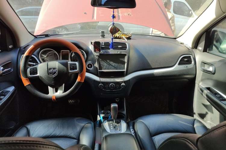 Used Dodge Journey 2013 2.4L Two-Wheel Drive Luxury Version Center Console