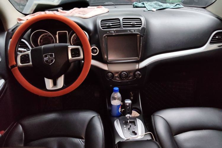 Used Dodge Journey 2013 2.4L Two-Wheel Drive Luxury Version Center Console