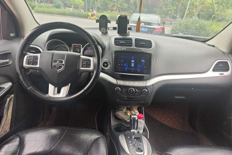 Used Dodge Journey 2013 2.4L Two-Wheel Drive Luxury Version Center Console