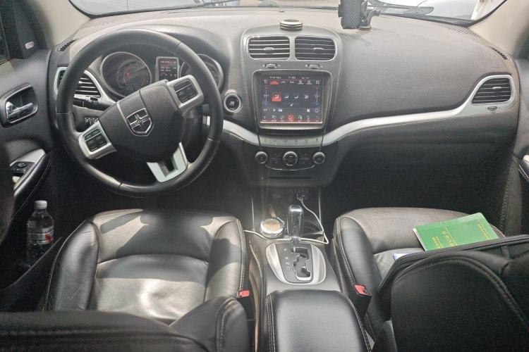 Used Dodge Journey 2013 2.4L Two-Wheel Drive Luxury Version Center Console