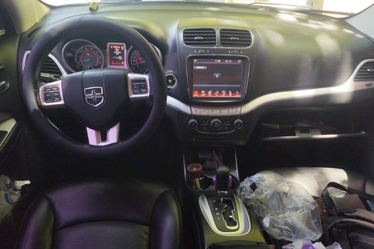 Used Dodge Journey 2013 2.4L Two-Wheel Drive Luxury Version Center Console