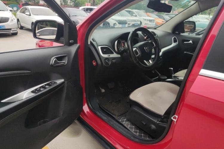 Used Dodge Journey 2013 2.4L Two-Wheel Drive Luxury Version Driver Seat