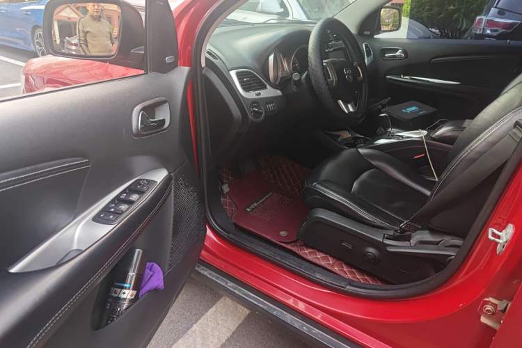 Used Dodge Journey 2013 2.4L Two-Wheel Drive Luxury Version Driver Seat