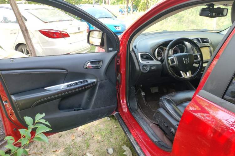Used Dodge Journey 2013 2.4L Two-Wheel Drive Luxury Version Driver Seat