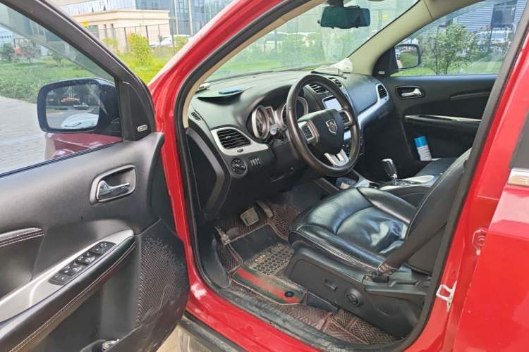 Used Dodge Journey 2013 2.4L Two-Wheel Drive Luxury Version Driver Seat