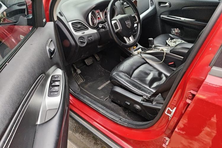 Used Dodge Journey 2013 2.4L Two-Wheel Drive Luxury Version Driver Seat