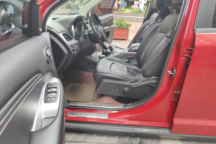 Used Dodge Journey 2013 2.4L Two-Wheel Drive Luxury Version Driver Seat