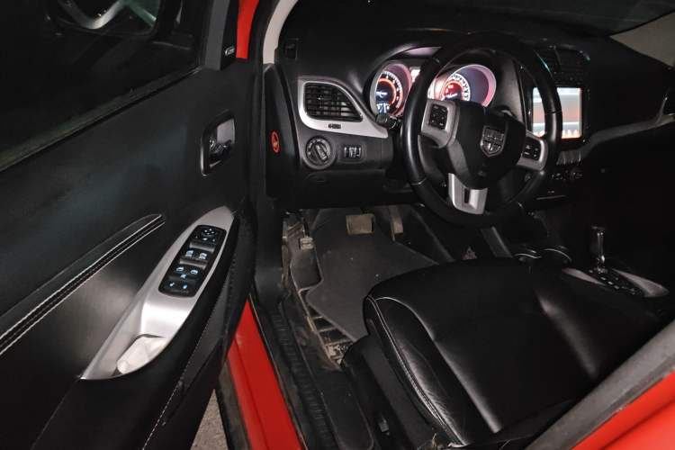 Used Dodge Journey 2013 2.4L Two-Wheel Drive Luxury Version Driver Seat