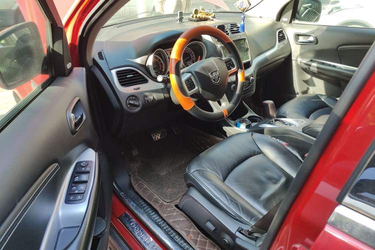 Used Dodge Journey 2013 2.4L Two-Wheel Drive Luxury Version Driver Seat