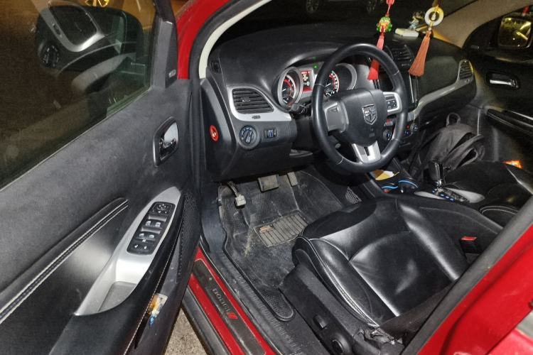 Used Dodge Journey 2013 2.4L Two-Wheel Drive Luxury Version Driver Seat