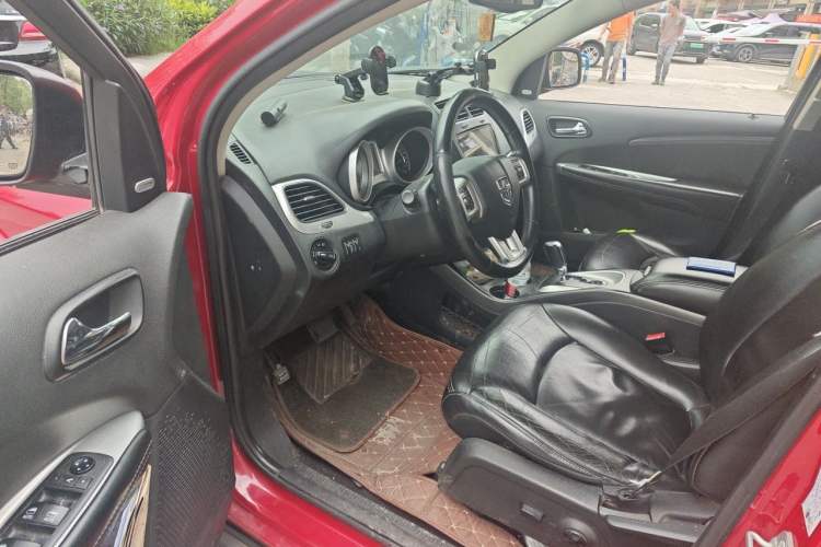 Used Dodge Journey 2013 2.4L Two-Wheel Drive Luxury Version Driver Seat