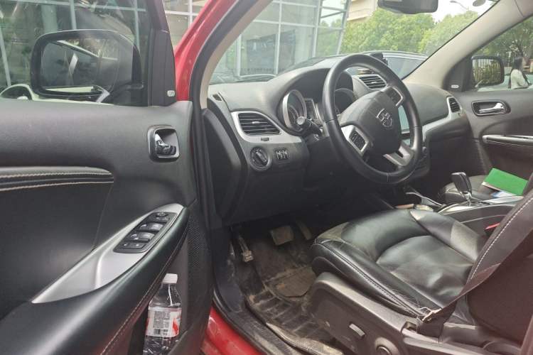 Used Dodge Journey 2013 2.4L Two-Wheel Drive Luxury Version Driver Seat