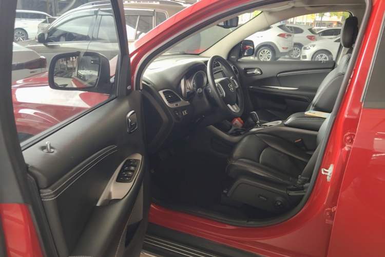 Used Dodge Journey 2013 2.4L Two-Wheel Drive Luxury Version Driver Seat
