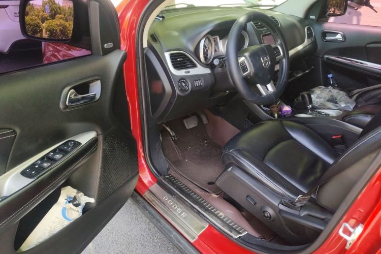 Used Dodge Journey 2013 2.4L Two-Wheel Drive Luxury Version Driver Seat