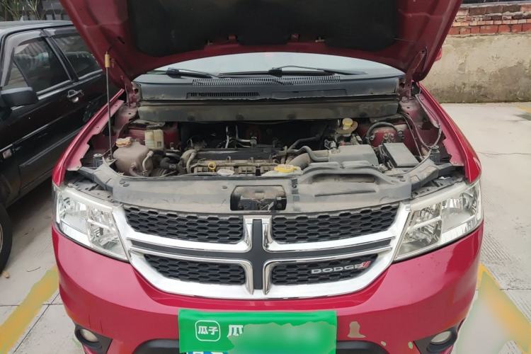 Used Dodge Journey 2013 2.4L Two-Wheel Drive Luxury Version Engine Bay