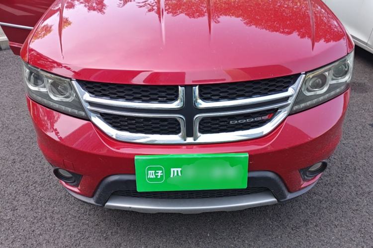 Used Dodge Journey 2013 2.4L Two-Wheel Drive Luxury Version Engine Bay