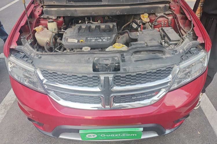 Used Dodge Journey 2013 2.4L Two-Wheel Drive Luxury Version Engine Bay