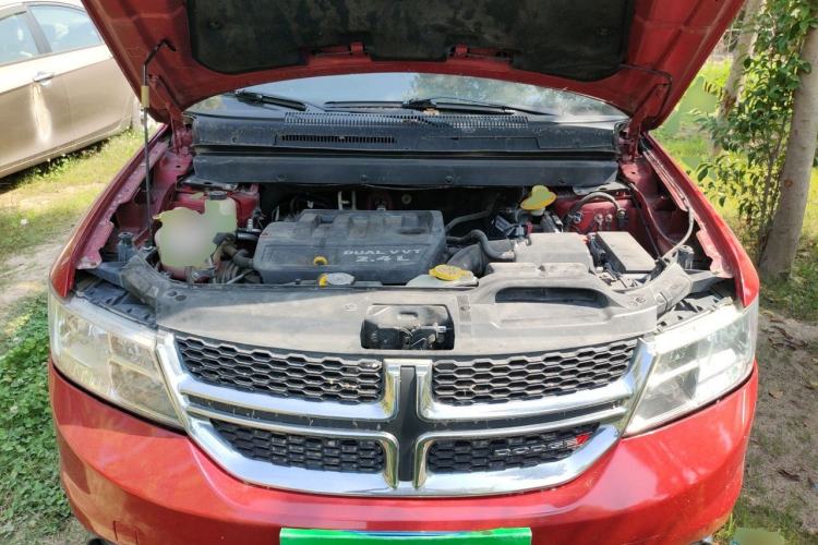 Used Dodge Journey 2013 2.4L Two-Wheel Drive Luxury Version Engine Bay
