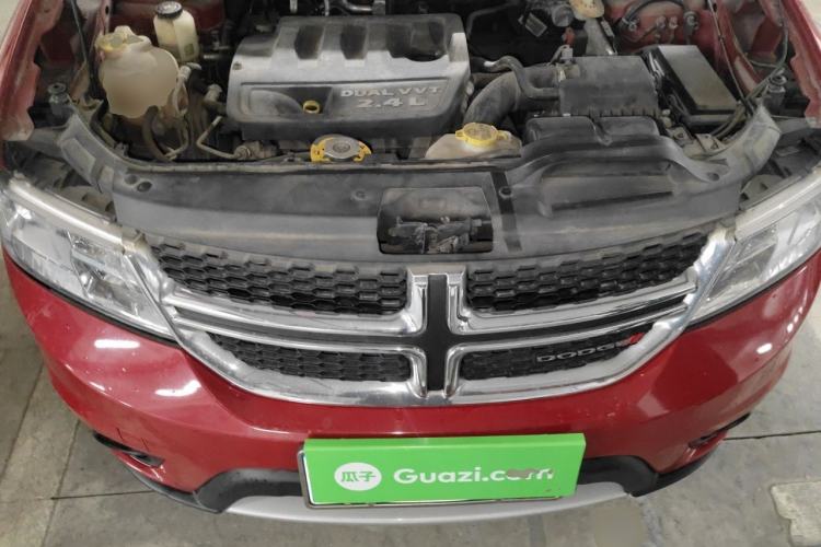 Used Dodge Journey 2013 2.4L Two-Wheel Drive Luxury Version Engine Bay