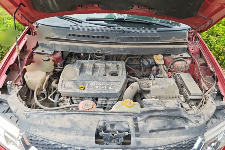 Used Dodge Journey 2013 2.4L Two-Wheel Drive Luxury Version Engine Bay