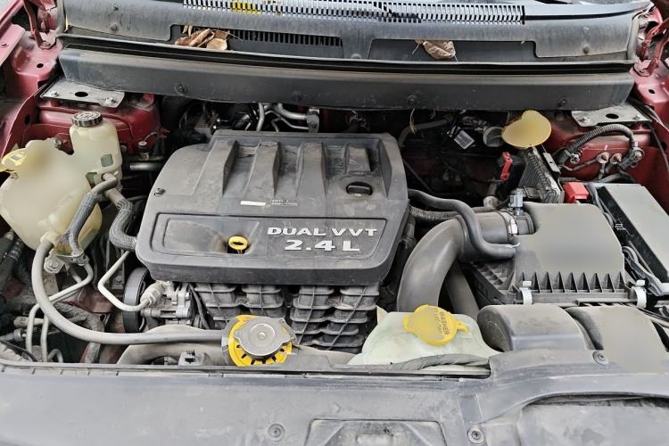 Used Dodge Journey 2013 2.4L Two-Wheel Drive Luxury Version Engine Bay