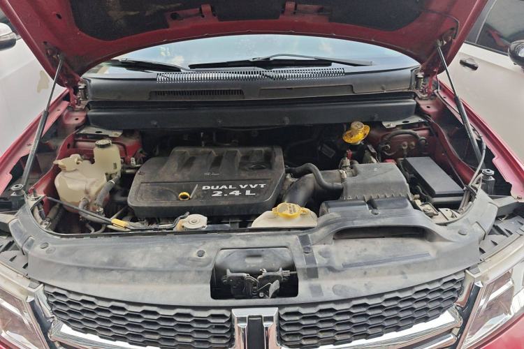 Used Dodge Journey 2013 2.4L Two-Wheel Drive Luxury Version Engine Bay