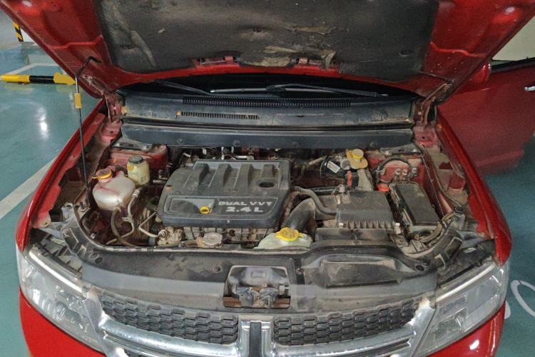 Used Dodge Journey 2013 2.4L Two-Wheel Drive Luxury Version Engine Bay