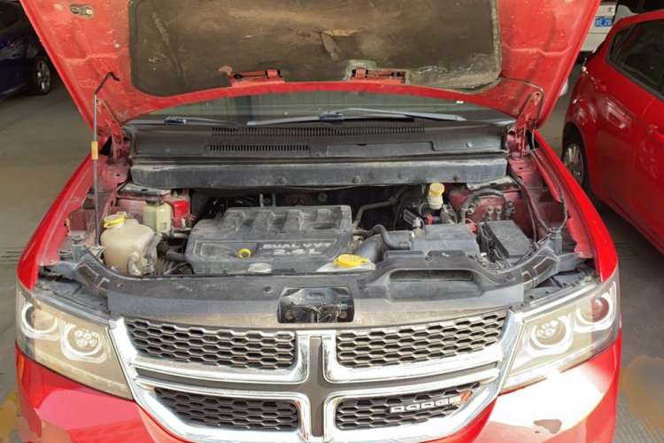 Used Dodge Journey 2013 2.4L Two-Wheel Drive Luxury Version Engine Bay