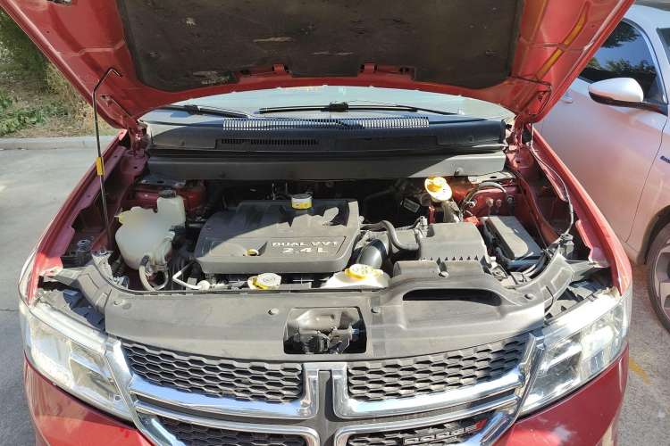 Used Dodge Journey 2013 2.4L Two-Wheel Drive Luxury Version Engine Bay