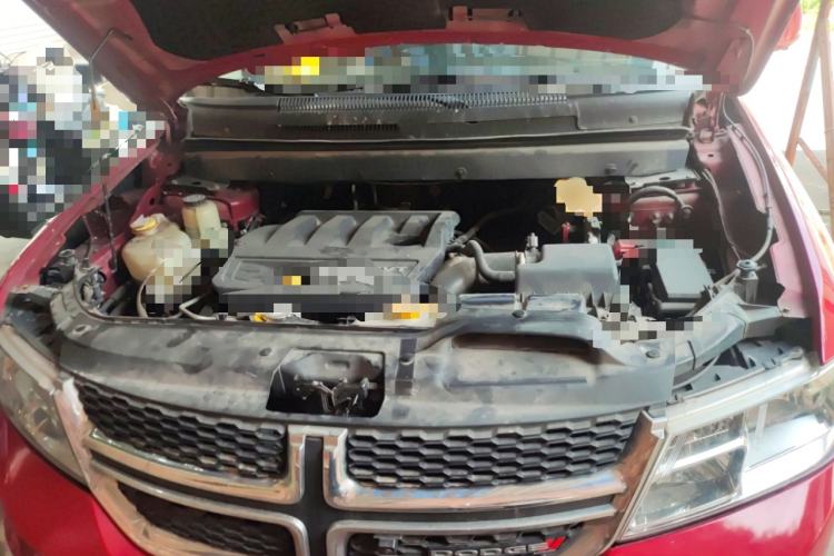 Used Dodge Journey 2013 2.4L Two-Wheel Drive Luxury Version Engine Bay
