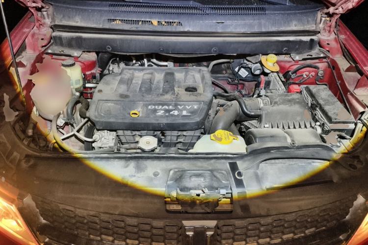 Used Dodge Journey 2013 2.4L Two-Wheel Drive Luxury Version Engine Bay
