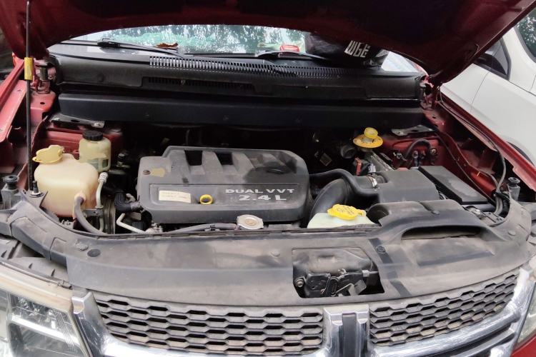 Used Dodge Journey 2013 2.4L Two-Wheel Drive Luxury Version Engine Bay