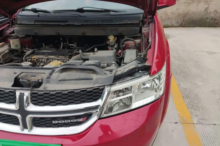 Used Dodge Journey 2013 2.4L Two-Wheel Drive Luxury Version Engine Bay Left