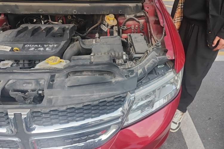 Used Dodge Journey 2013 2.4L Two-Wheel Drive Luxury Version Engine Bay Left