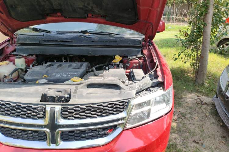 Used Dodge Journey 2013 2.4L Two-Wheel Drive Luxury Version Engine Bay Left
