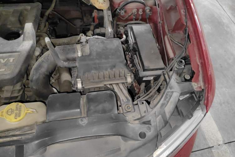 Used Dodge Journey 2013 2.4L Two-Wheel Drive Luxury Version Engine Bay Left