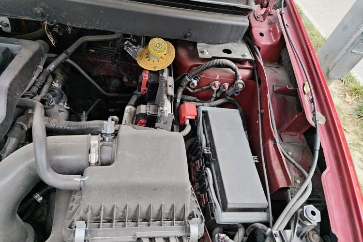 Used Dodge Journey 2013 2.4L Two-Wheel Drive Luxury Version Engine Bay Left