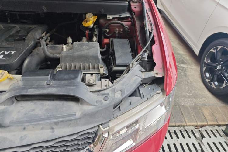 Used Dodge Journey 2013 2.4L Two-Wheel Drive Luxury Version Engine Bay Left