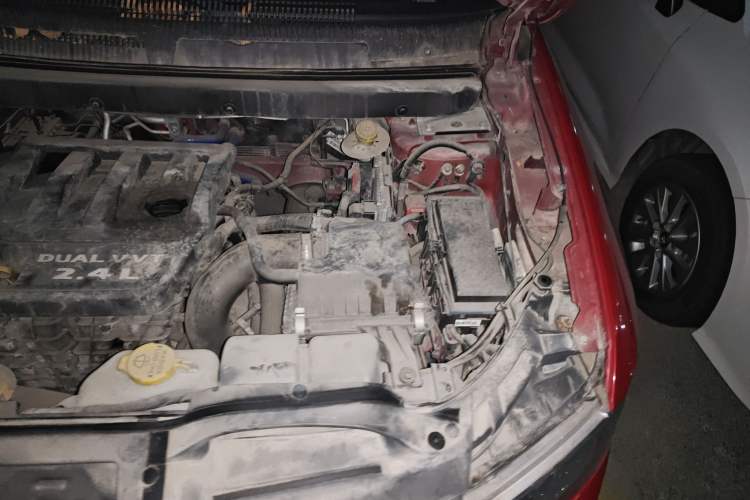 Used Dodge Journey 2013 2.4L Two-Wheel Drive Luxury Version Engine Bay Left