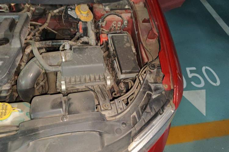 Used Dodge Journey 2013 2.4L Two-Wheel Drive Luxury Version Engine Bay Left