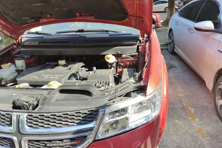 Used Dodge Journey 2013 2.4L Two-Wheel Drive Luxury Version Engine Bay Left