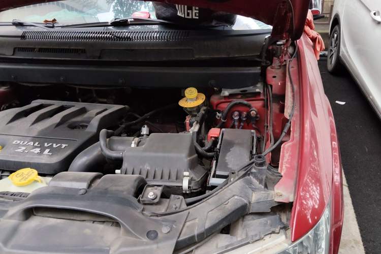 Used Dodge Journey 2013 2.4L Two-Wheel Drive Luxury Version Engine Bay Left