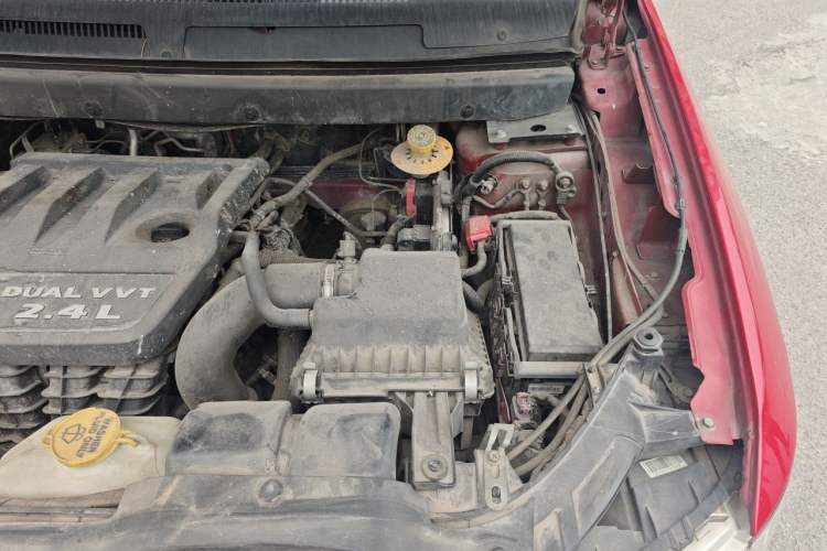 Used Dodge Journey 2013 2.4L Two-Wheel Drive Luxury Version Engine Bay Left