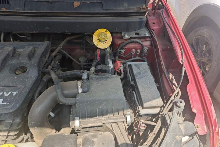 Used Dodge Journey 2013 2.4L Two-Wheel Drive Luxury Version Engine Bay Left