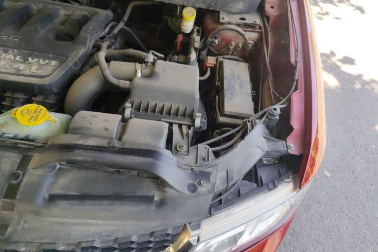 Used Dodge Journey 2013 2.4L Two-Wheel Drive Luxury Version Engine Bay Left