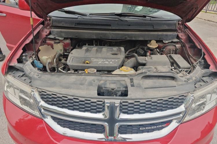 Used Dodge Journey 2013 2.4L Two-Wheel Drive Luxury Version Engine Bay