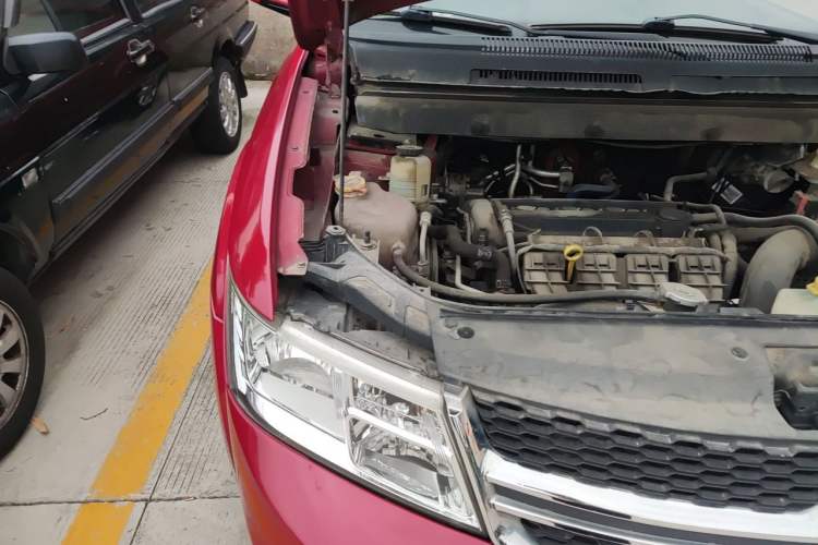 Used Dodge Journey 2013 2.4L Two-Wheel Drive Luxury Version Engine Bay Right